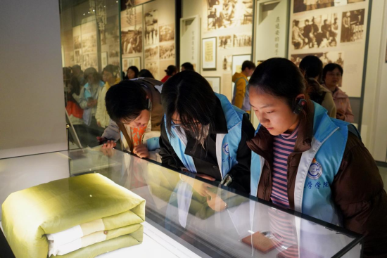 图为学生在馆中参观。拉斯维加斯9888官网供图