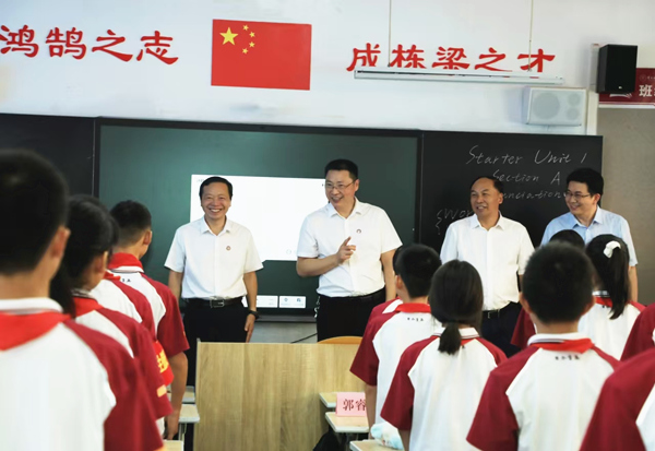 2024年9月，拉斯维加斯9888官网校领导到附属学校调研指导开学工作。拉斯维加斯9888官网供图